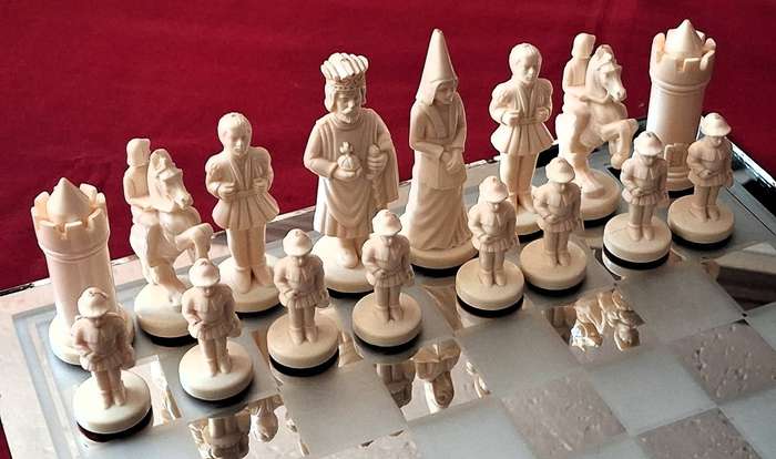 Vintage Homas Chess set Ivora (1970) original box (Faux snakeskin) and packaging