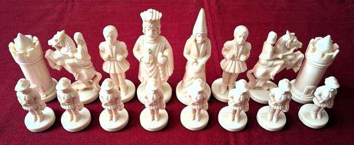 Vintage Homas Chess set Ivora (1970) original box (Faux snakeskin) and packaging