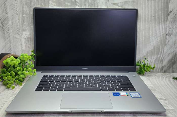 Huawei Core i5 11th Gen with Intel Iris Xe Graphics 8GB 3733MHz Ram 240GB Nvme 15.6'' 1080P Display