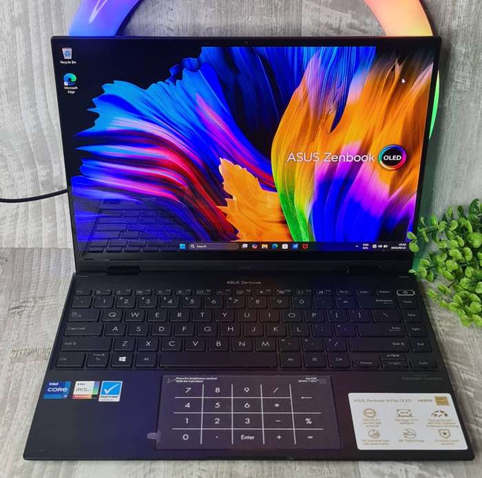 Asus Zenbook Flip Touchscreen 3k OLED Display Core i7 16GB 4267MT/s RAM 512GB Nvme SSD Laptop