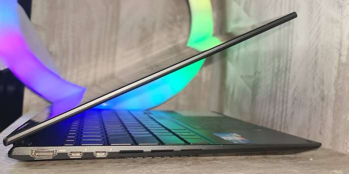 Asus Zenbook Flip Touchscreen 3k OLED Display Core i7 16GB 4267MT/s RAM 512GB Nvme SSD Laptop