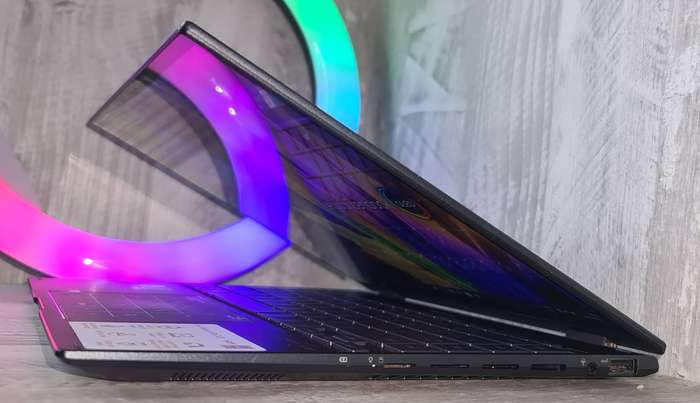 Asus Zenbook Flip Touchscreen 3k OLED Display Core i7 16GB 4267MT/s RAM 512GB Nvme SSD Laptop