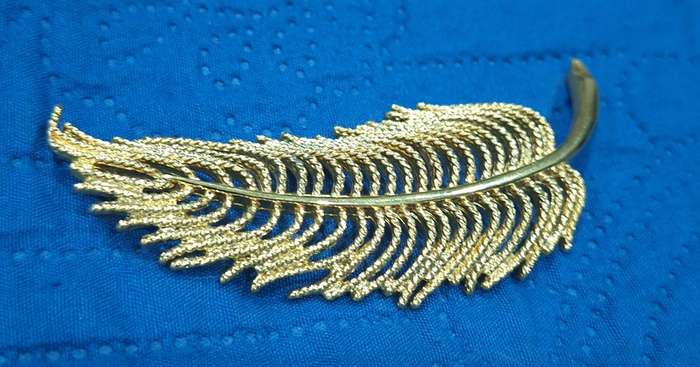 Vintage Monet plume feather brooch