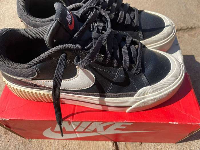 NIKE AND NEW BALANCE SHOES FOR LADIES SIZE 6