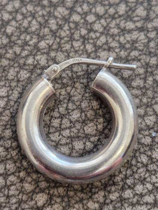 Italy 925 Hoop Single Earring. 1.5 gram Sterling Silver. Perfect condition.