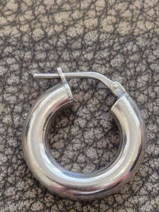 Italy 925 Hoop Single Earring. 1.5 gram Sterling Silver. Perfect condition.