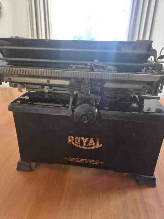 Royal Typewriter 1925. Keys work! Very good shape glass beveled sides!