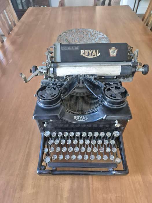 Royal Typewriter 1925. Keys work! Very good shape glass beveled sides!