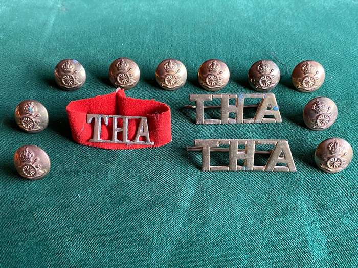 TRANSVAAL HORSE ARTILLERY TITLES AND TUNIC BUTTONS(DIAMETER) 17 MM-WORN 1908-1940(10 BUTTONS AND 3 T