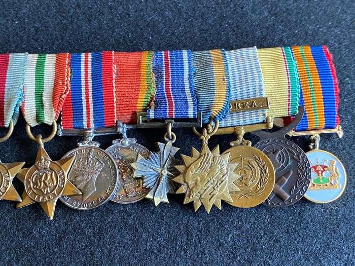 3 LOGBOOKS SPANNING FROM WW2,KOREA WAR UP TO 1958,PILOTS FLYING MANVAL,MINIATURE MEDAL GROUP WITH BO
