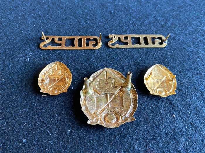 REP. OF SOUTH AFRICA PRISONS SERVICE CAP,COLLARS AND TWO TITLES- PINS + LUGS COMPLETE