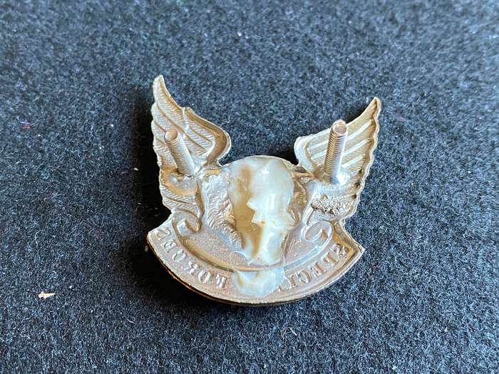 TRANSKEI SPECIAL FORCES CAP BADGE- 2 LUGS