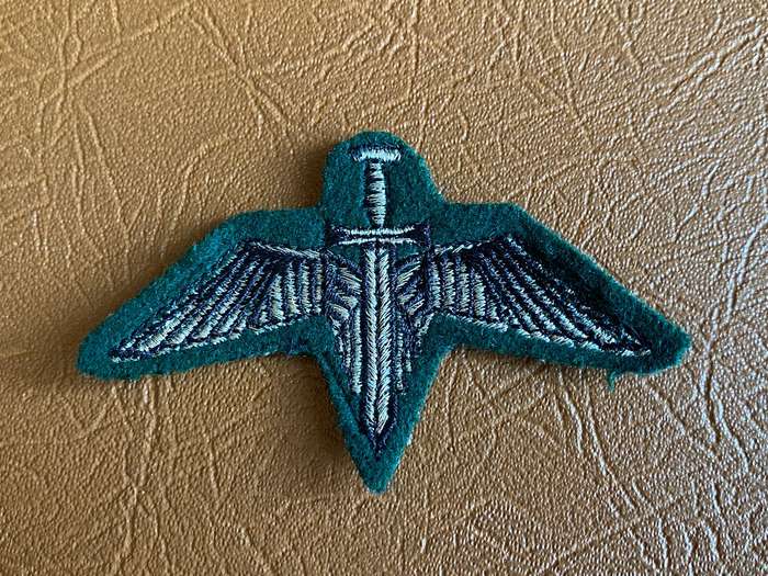 BOPHUTHATSWANA DEFENCE FORCE TASK FORCE (SPECIAL FORCES) BERET BADGE-GREEN FELT BACKING