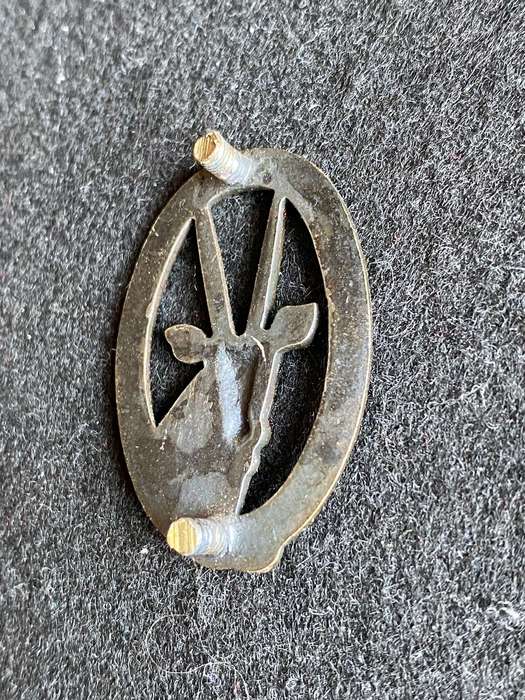 8 SA TRAINING UNIT CAP BADGE-APPROVED 1988- 2X SCREW LUGS