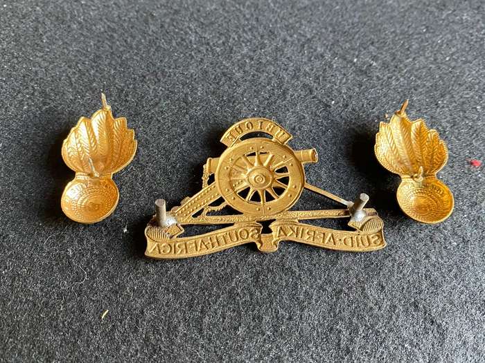 ARTILLERY GILT CAP AND COLLARS-WORN CIRCA 1959-1976-LUGS + PINS INTACT