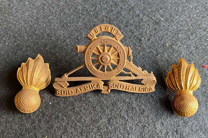 ARTILLERY GILT CAP AND COLLARS-WORN CIRCA 1959-1976-LUGS + PINS INTACT