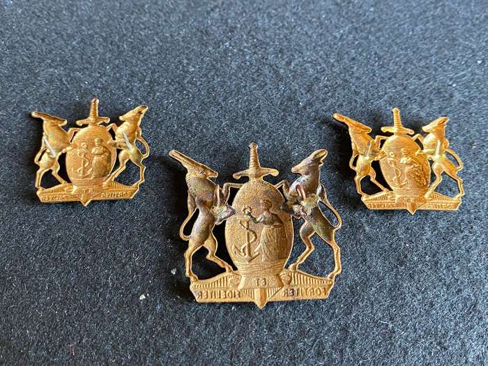 COLOURED CORPS,GILDING METAL CAP AND COLLARS-APPROVED IN 1963-LUGS + PINS COMPLETE