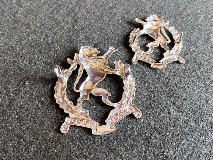 REGT. HIGHVELD CAP AND COLLAR,IN CHROME-WORN FROM 1976-LUGS + PINS COMPLETE