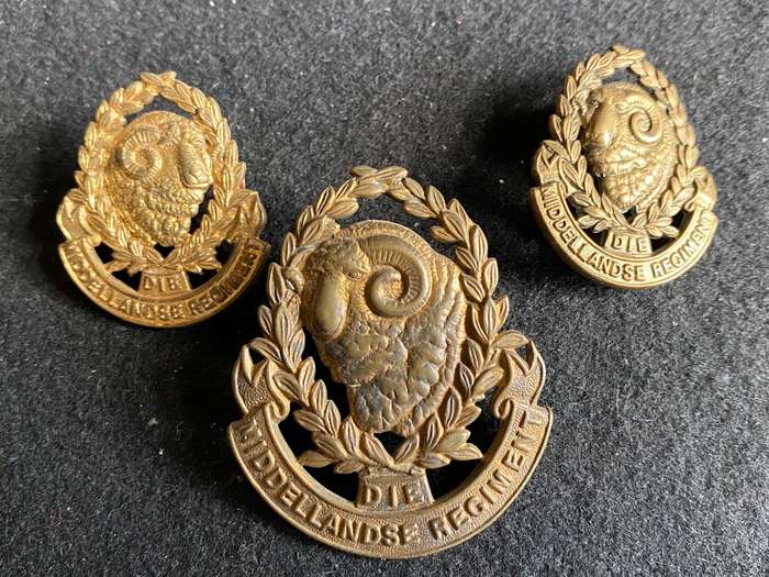 DIE MIDDELANDSE REGT. CAP AND COLLARS-WORN 1934-1954- ONE LUG MISSING