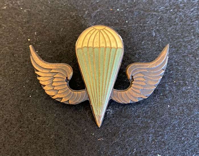 KENYA ARMY BASIC PARCCHUTE WINGS- 2 PINS