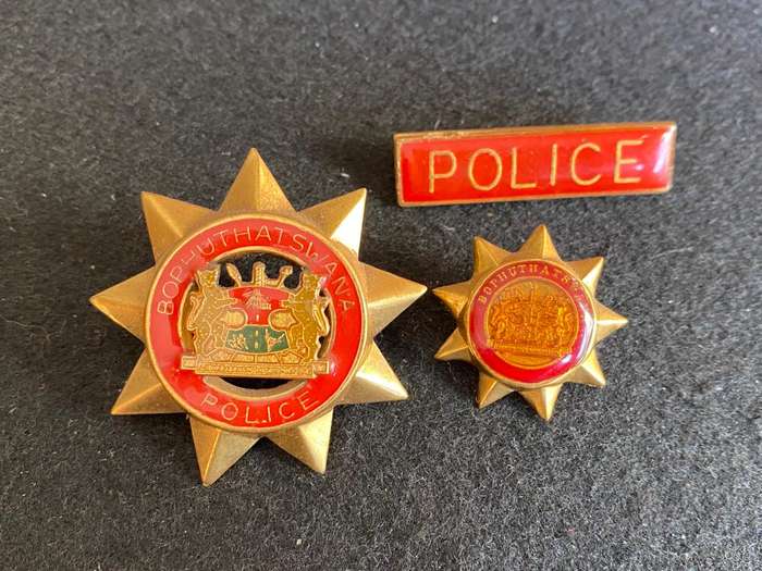 BOPHUTHATSWANA POLICE CAP COLLAR AND NAME TAG-PINS COMPLETE