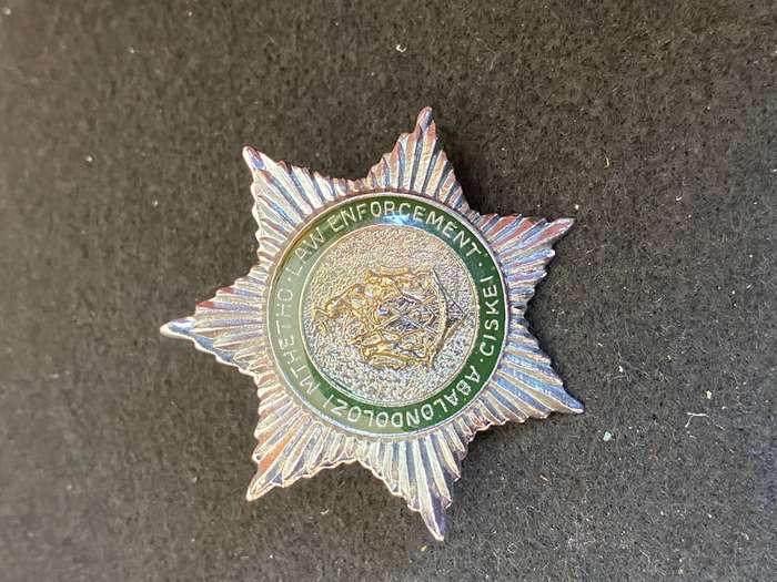 CISKEI POLICE OFFICERS ENAMELLED CAP BADGE- 2 LUGS