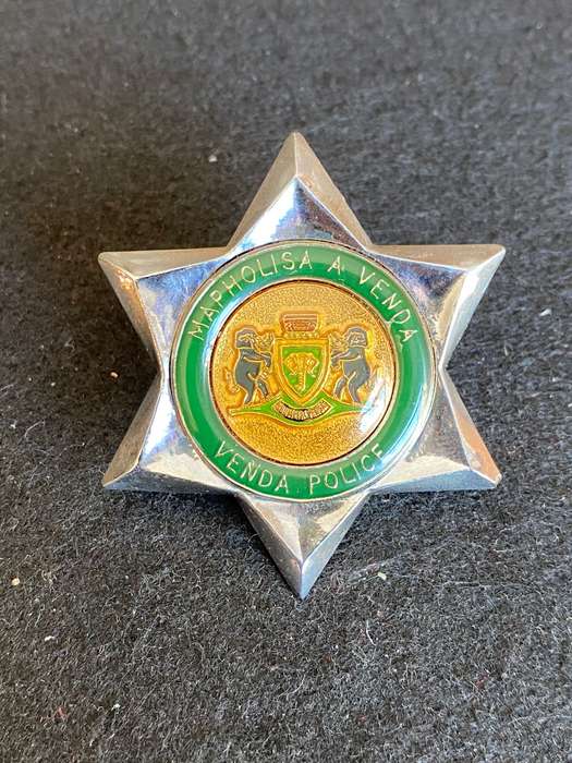 VENDA POLICE-OFFICERS CAP BADGE- 2 LUGS