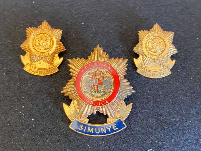 KANGWANE POLICE OFFICERS CAP AND COLLARS- LUGS + PINS COMPLETE