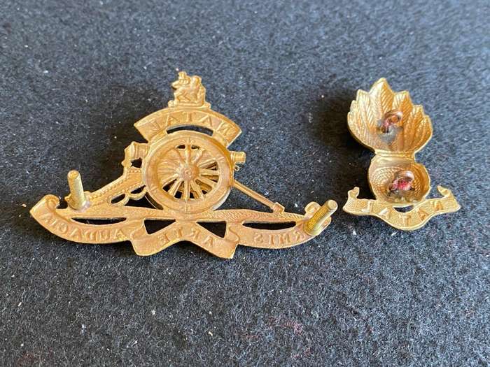 NATAL FIELD ARTILLERY CAP BADGE SOLD WITH ONE COLLAR-ALSO WORN AS BERET BADGE-1920'S-1940-LUGS COMPL