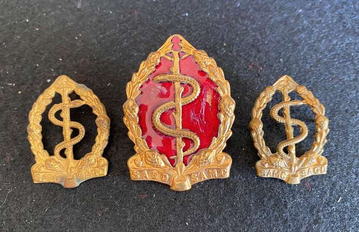 SA MEDICAL CORPS CAP AND COLLARS- 1970'S-1980'S-LUGS + PINS COMPLETE