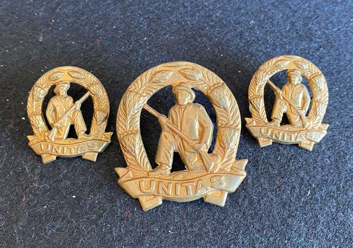 COMMANDOS CAP AND COLLARS-WORN 1963-1970'S-LUGS + PINS COMPLETE