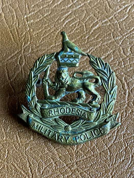 RHODESIA CORPS OF MILITARY POLICE BRASS CAP BADGE-1967-1980- 2 LUGS