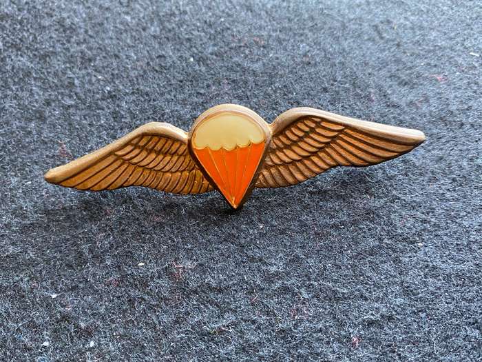 SADF FREE FALL PARATROOPER WING(COLOUR VARIATION) FULL SIZE- 2 PINS
