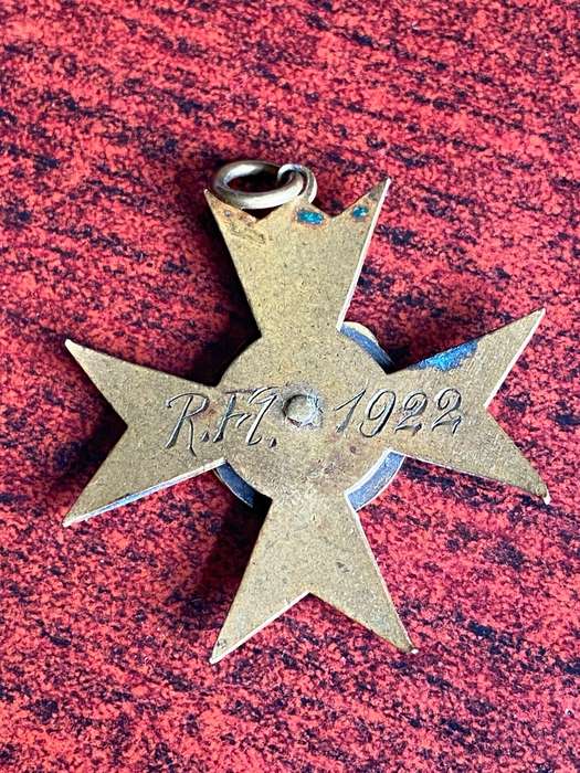 MEDAL OR BADGE-POSSIBLY RELATED TO THE ROYAL FLYING CORPS (RFC) AND DATED 1922