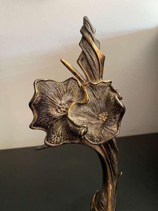 .925 SILVER FLOWER SCULPTURE ON GRANITE BASE- HEIGHT 24CM-WEIGHT ON SILVER WITHOUT BASE 111G
