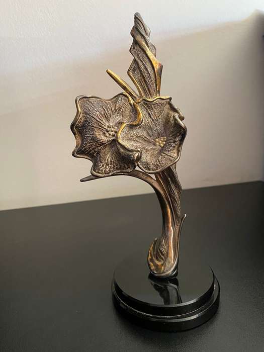 .925 SILVER FLOWER SCULPTURE ON GRANITE BASE- HEIGHT 24CM-WEIGHT ON SILVER WITHOUT BASE 111G