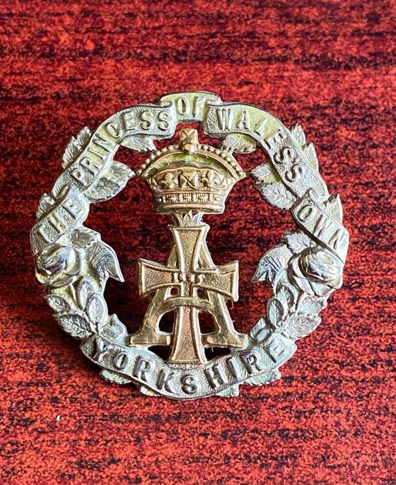 19TH FOOT YORKSHIRE REGT. CAP BADGE- 1889-1908- 2 LUGS