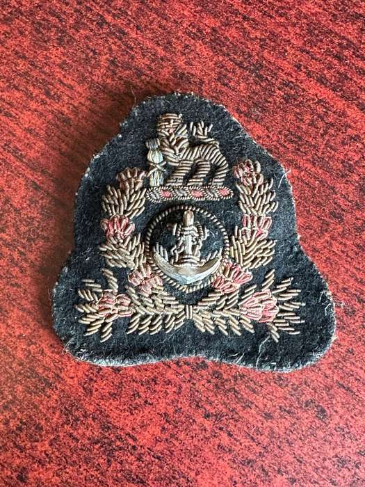 SA NAVY WARRANT OFFICERS CAP BADGE- 1961-2003