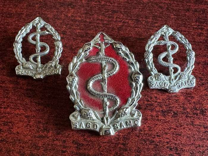 SA MEDICAL CORPS CAP AND COLLARS IN CHROME-WORN FROM 1979-LUGS + PINS INTACT