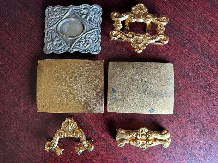 SELECTION OF BELT BUCKLES AND CLIPS FOR MILITARY CROSSBELT