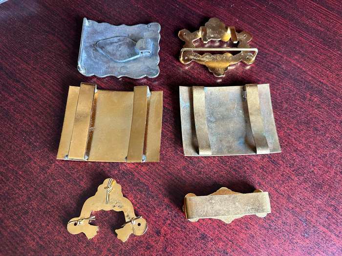 SELECTION OF BELT BUCKLES AND CLIPS FOR MILITARY CROSSBELT