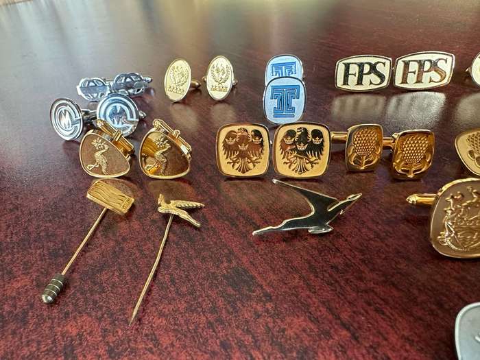 LARGE SELECTION OF CUFFLINKS AND OTHER BADGES-SOLD TOGETHER-ALL IN UNUSED CONDITION