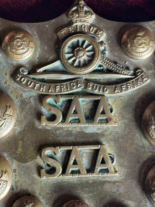 SA ARTILLERY BADGE,TITLES AND BUTTONS MOUNTED ON COPPER-MADE INTO A PLAQUE WITH A LETTER FROM THE FA