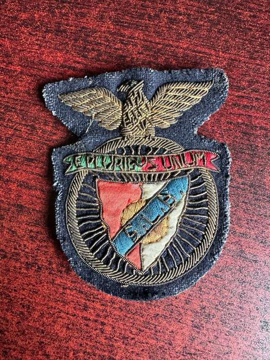 VINTAGE BADGE OF S.L BENFICA A FOOTBALL CLUB BASED IN LISBON PORTUGAL FOUNDED 1904