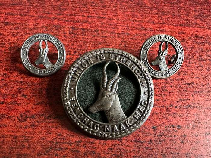 SA GENERAL SERVICE CORPS CAP AND COLLARS-DARKENED BRASS-WW2-LUGS COMPLETE