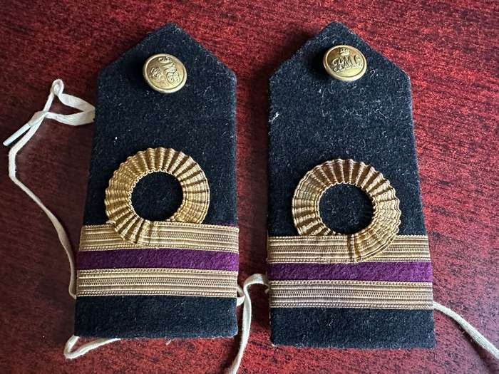 ROYAL NAVY OFFICERS SHOULDER BOARDS-INDICATING THE RANK OF A REAR ADMIRAL