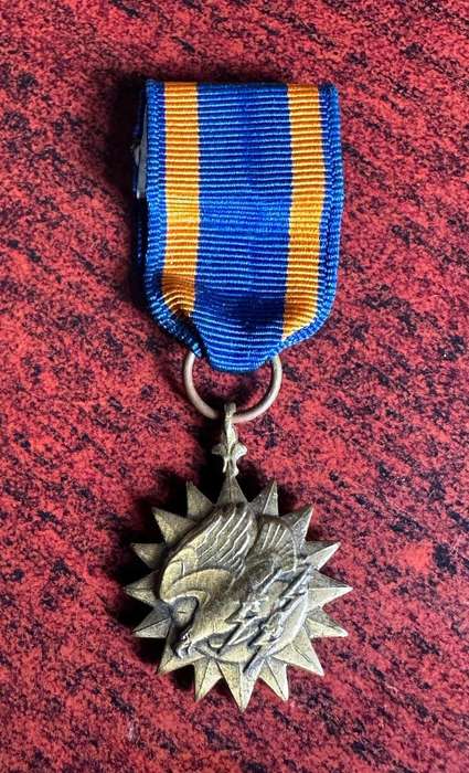 MINIATURE US MEDAL ESTABLISHED 1942 FOR ACTS OF HEROISM OR MERITORIOUS SERVICE DURING AERIAL FLIGHT