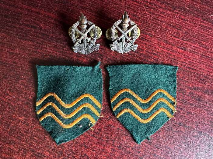 REGIMENT BLOEMSPRUIT,VERY SCARCE SHOULDER FLASH-SOLD WITH COLLAR BADGE PAIR-WORN FROM 1966