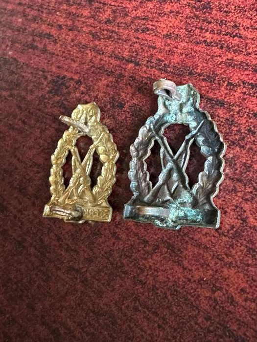 Regt. Tobie Venter pair of collars brass. 1953-1960. Lugs complete