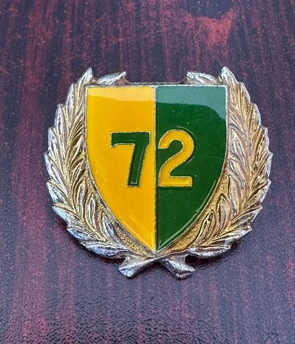 72 Motorised Brigade HQ gold wreath and enamel cap badge. Approved in 1986. 2 x screw lugs.